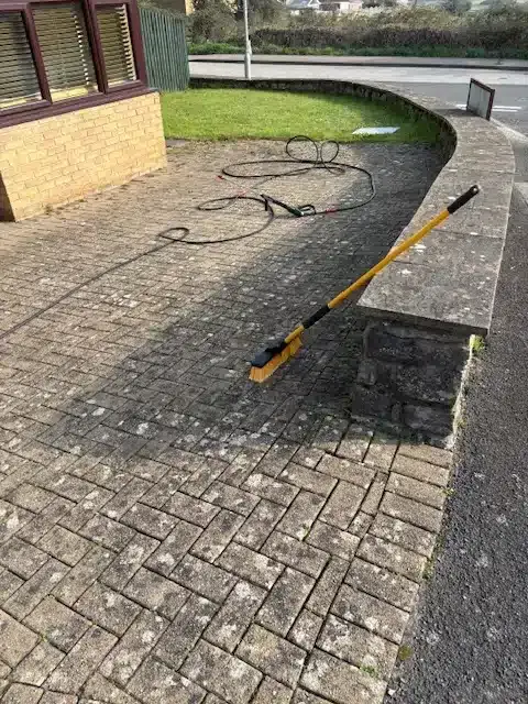 block paving driveway before driveway cleaning Thornbury